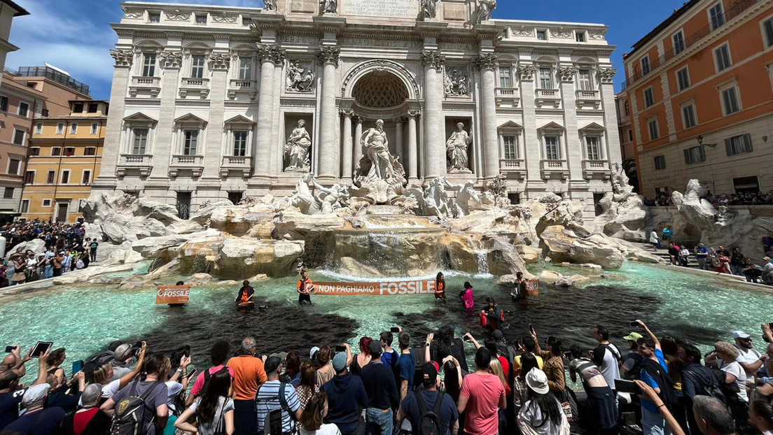 Ecoactivistas tiñen de negro la emblemática Fontana di Trevi de Roma durante una protesta (VIDEO)