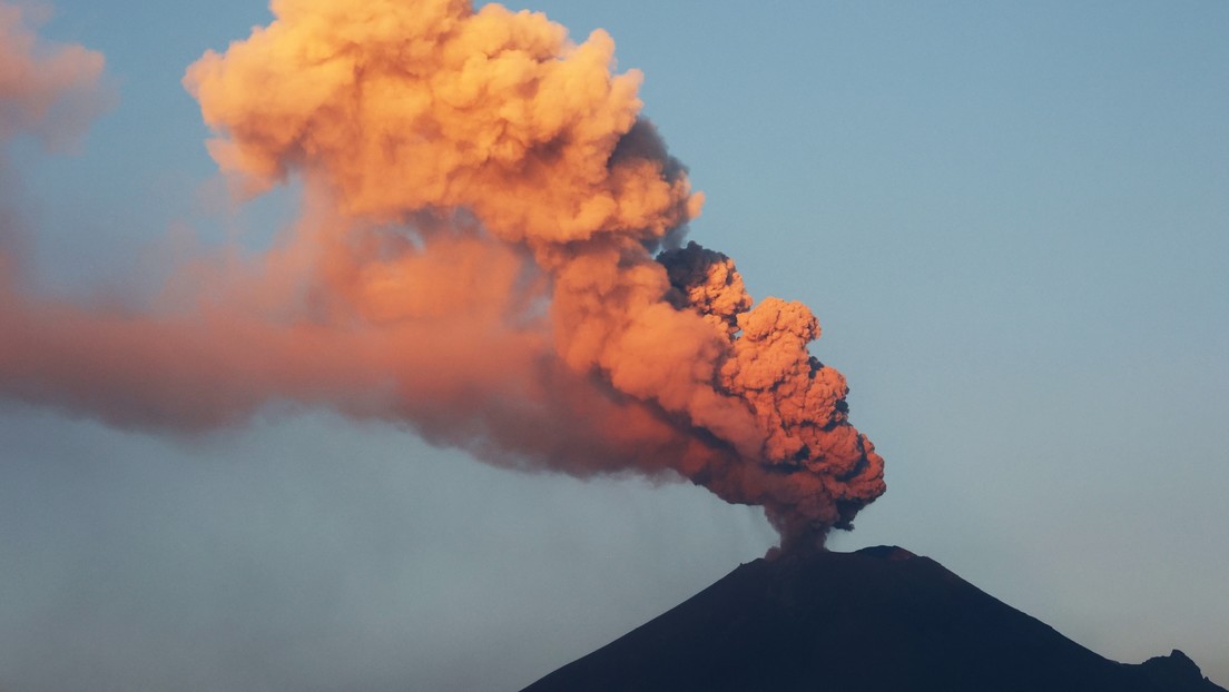 Suspenden clases presenciales y advierten de suspensión de vuelos en México por la actividad del volcán Popocatépetl