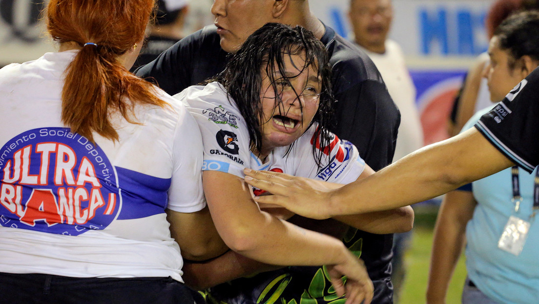 Sancionan a un equipo de fútbol salvadoreño por una mortal estampida en su estadio