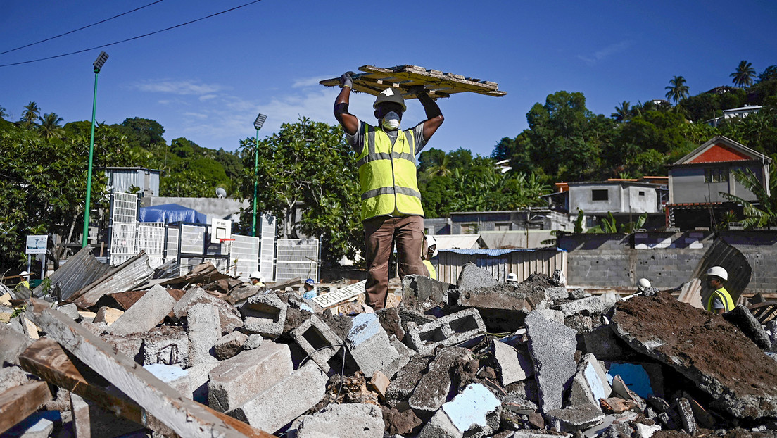 Francia inicia una polémica destrucción de viviendas irregulares en la isla de Mayotte
