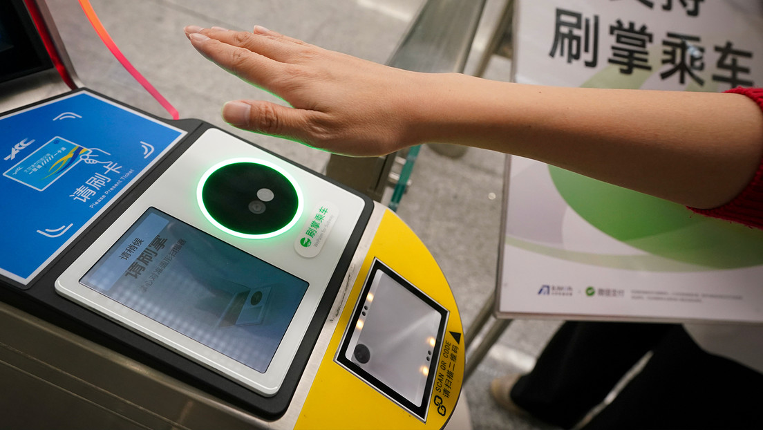 El metro de Pekín aceptará pagos con huellas palmares y de las venas de la mano mediante WeChat Pay