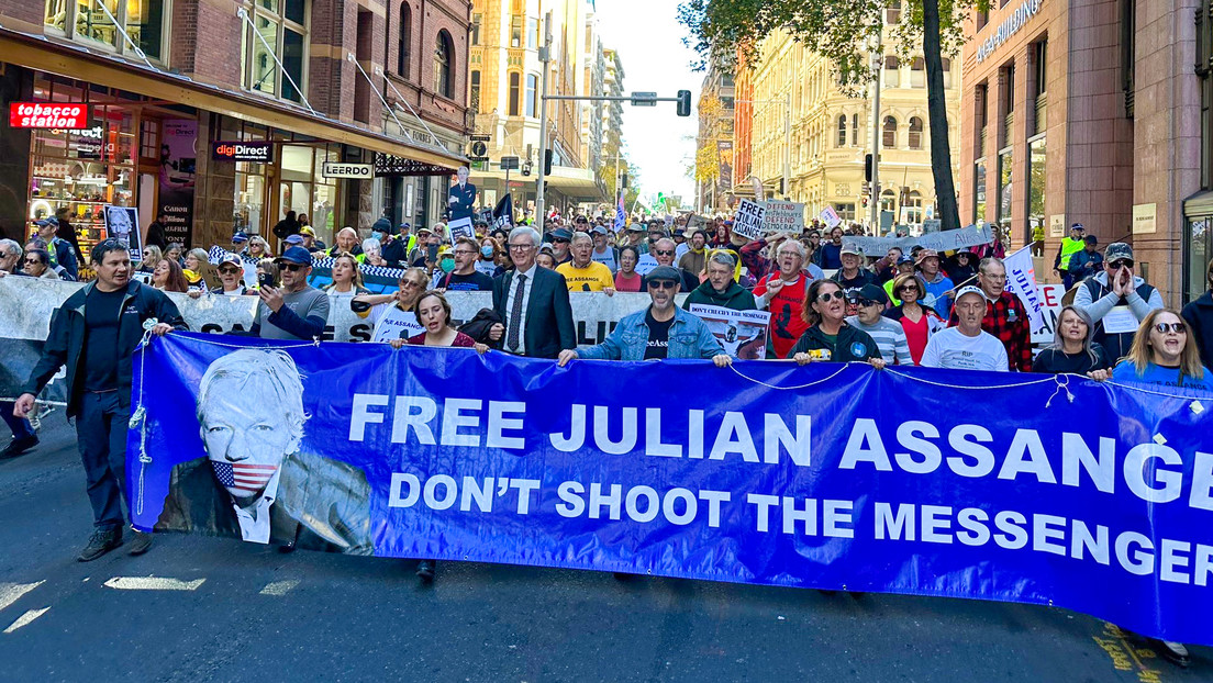 "No maten al mensajero": Cientos de personas exigen la libertad para Assange en Sídney