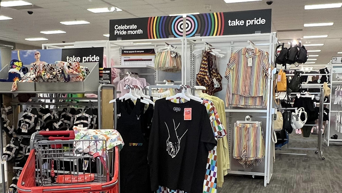 Target retira productos que celebran el mes del orgullo tras amenazas a sus trabajadores