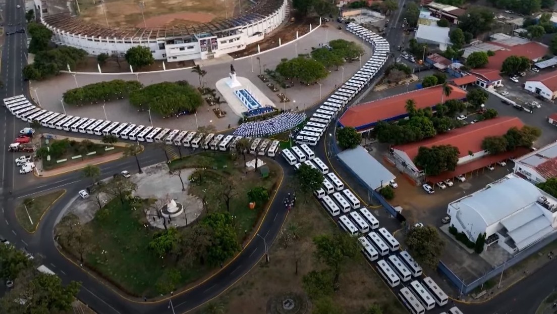Daniel Ortega entrega nuevos autobuses rusos a los transportistas de Nicaragua