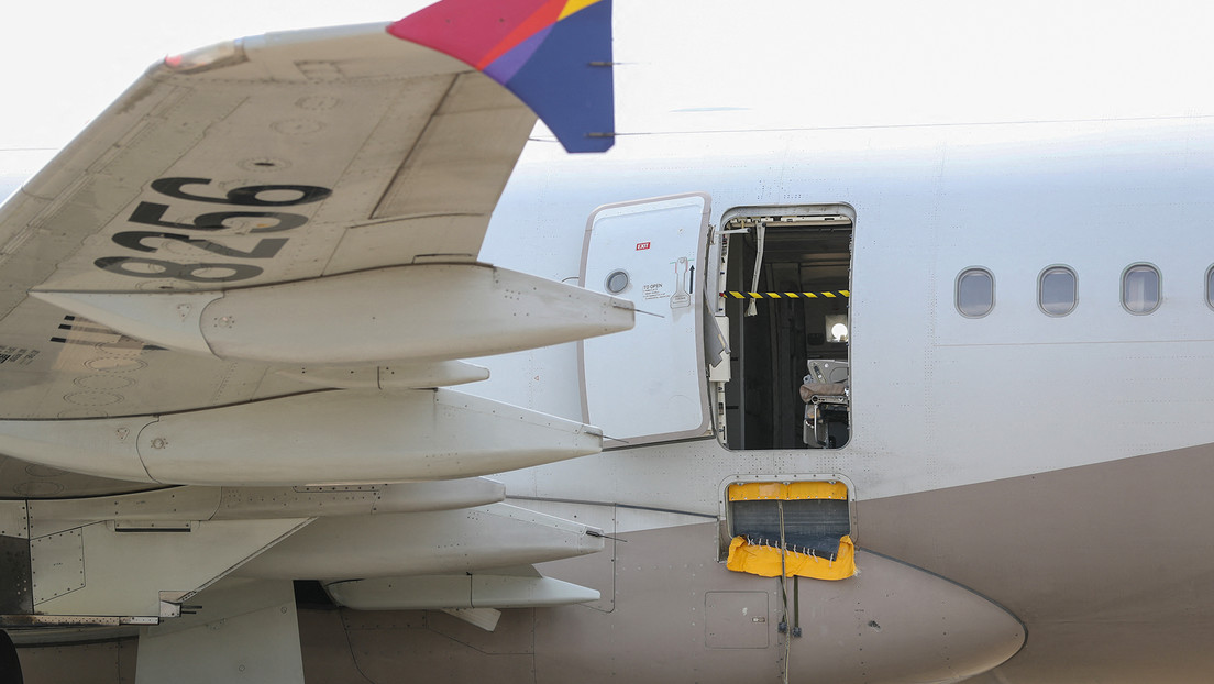 VIDEOS: La puerta de un avión de pasajeros se abre minutos antes de aterrizar