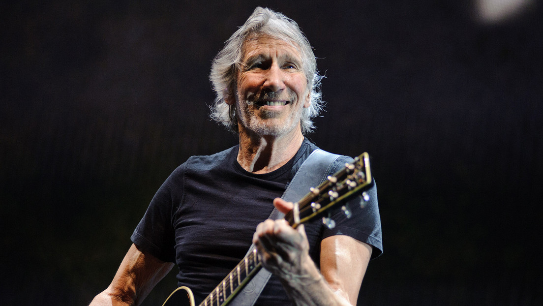 Investigan a Roger Waters por usar un traje estilo nazi y 'disparar' durante un concierto