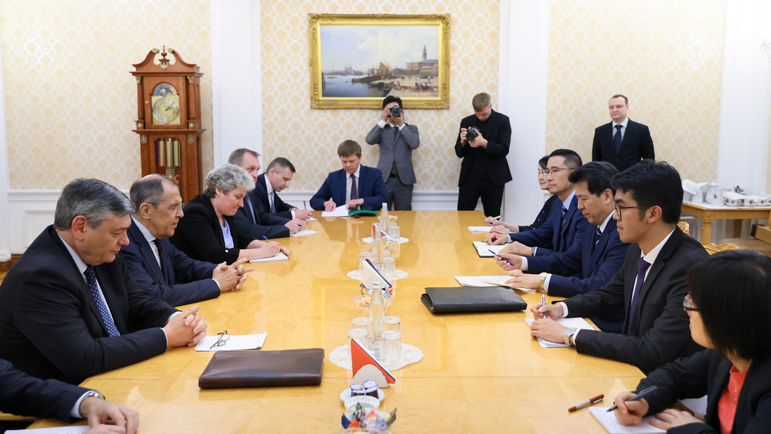 Lavrov se reúne en Moscú con el enviado especial de China para Asuntos Euroasiáticos
