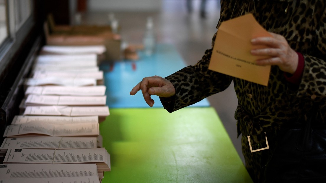Abren los colegios electorales para los comicios municipales y regionales de España