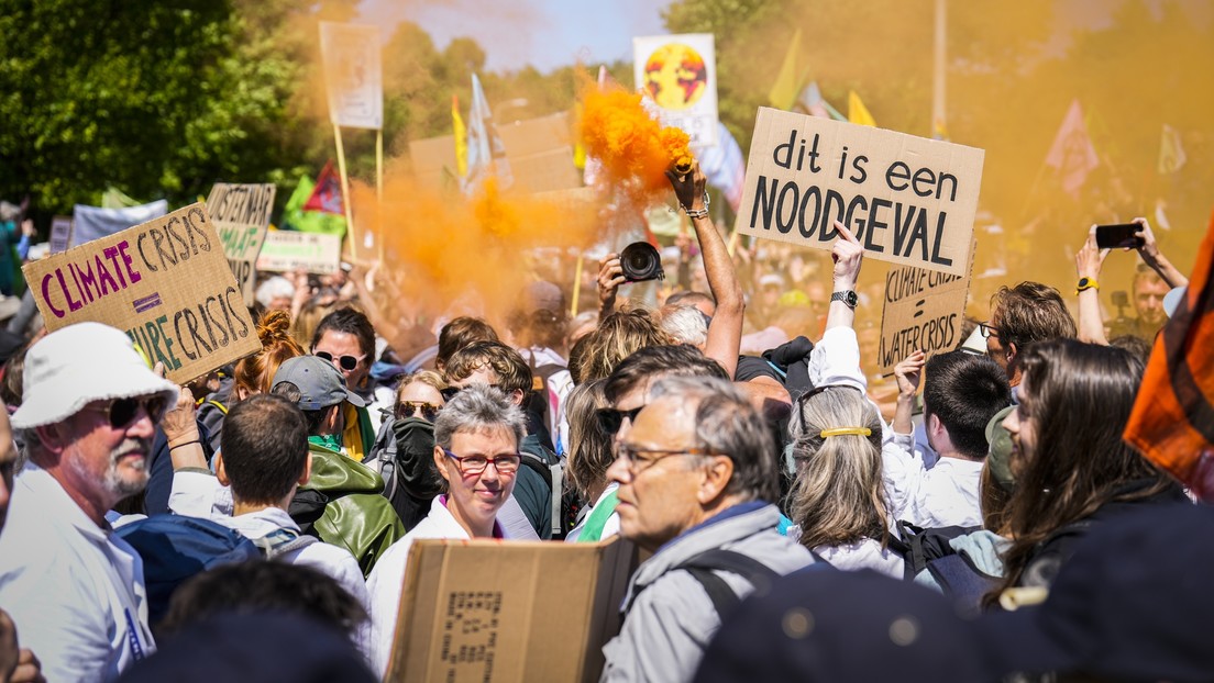 Arrestan a casi 1.600 activistas climáticos en La Haya (VIDEOS)