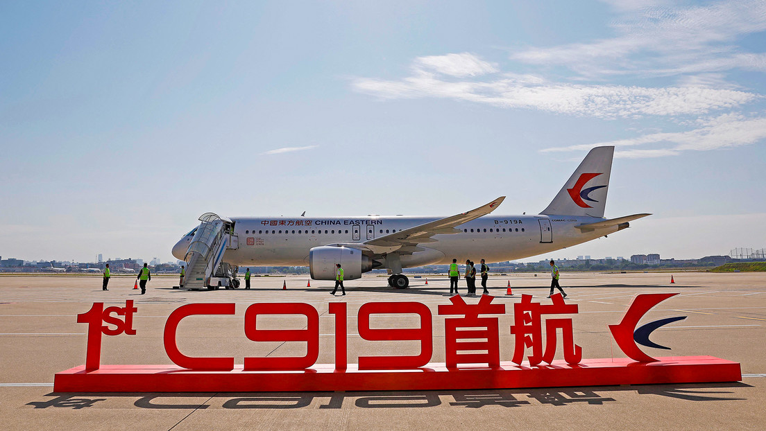 El primer gran avión chino de pasajeros C919 realiza su vuelo comercial inaugural