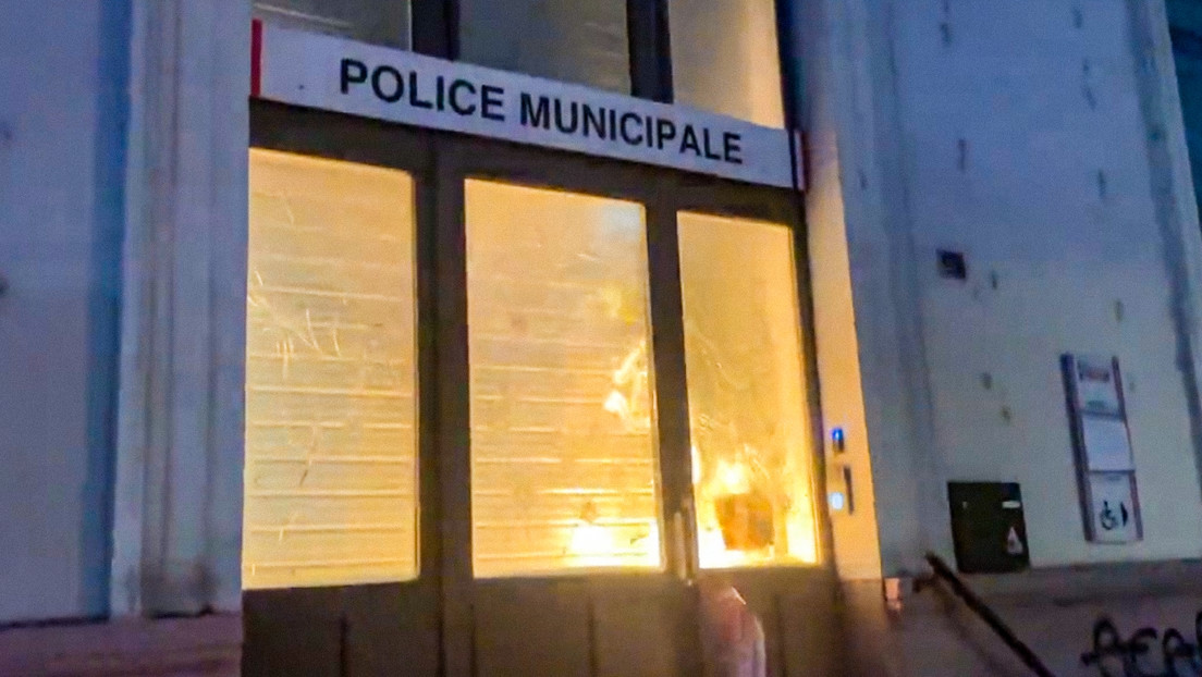 Atacan una comisaría y un ayuntamiento durante protestas en Francia