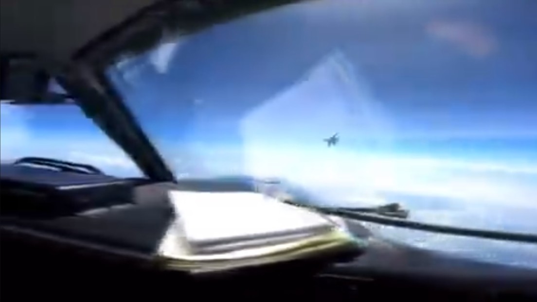 VIDEO: Un avión de combate chino intercepta un avión de EE.UU. sobre el mar de la China Meridional