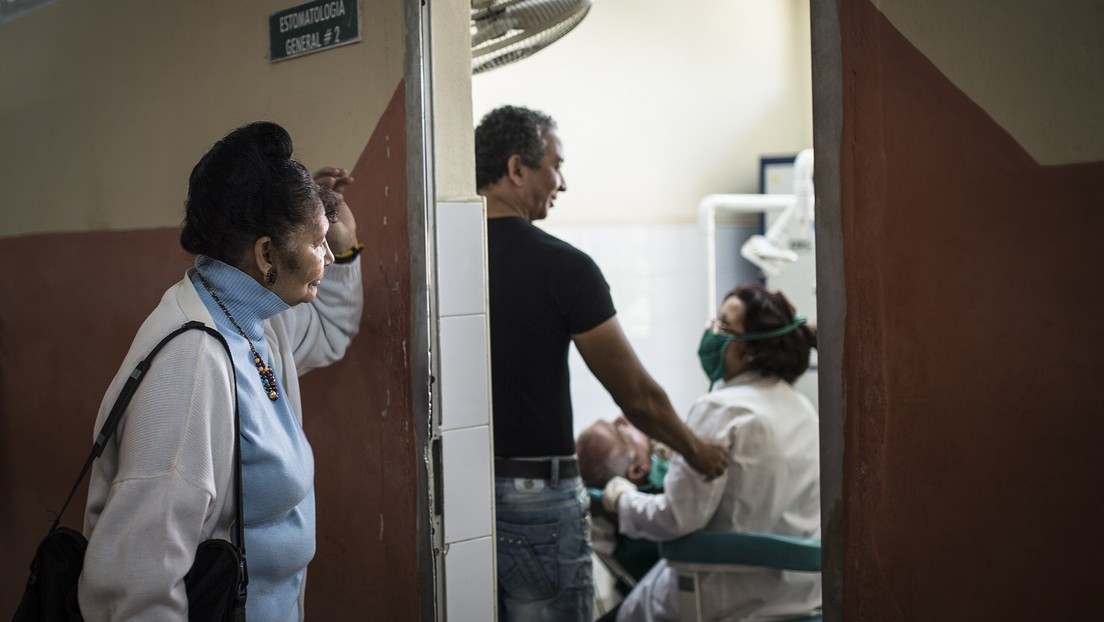 ¿Beneficio o 'provocación'? Se atiza el debate por la misión de médicos cubanos en México