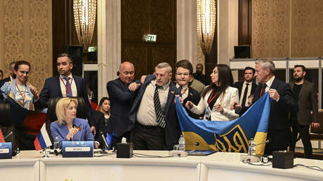 Diputados ucranianos protagonizan una provocación durante la intervención de Rusia en una asamblea de cooperación económica (VIDEO)
