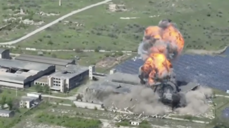 VIDEO: Fuerzas rusas destruyen un hangar con varios vehículos blindados ucranianos