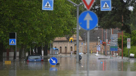 "Сomo un nuevo terremoto": coches flotan en las calles de Italia tras las masivas inundaciones (VIDEO)