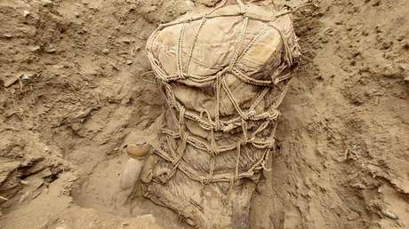 Hallan una tumba prehispánica mientras instalan tuberías de gas en Lima