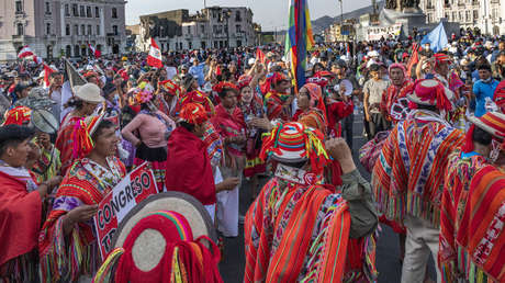 "El sistema político no los incorpora": El racismo contra indígenas como germen de la crisis en Perú