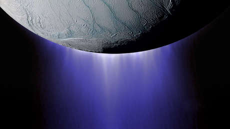 El telescopio James Webb detecta en acción a un gigantesco géiser en una luna de Saturno