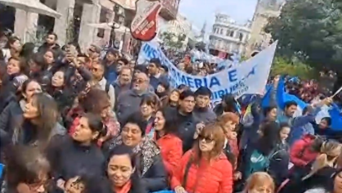 En qué consiste la "ley antipiquetes" aprobada en una provincia argentina con masivas protestas