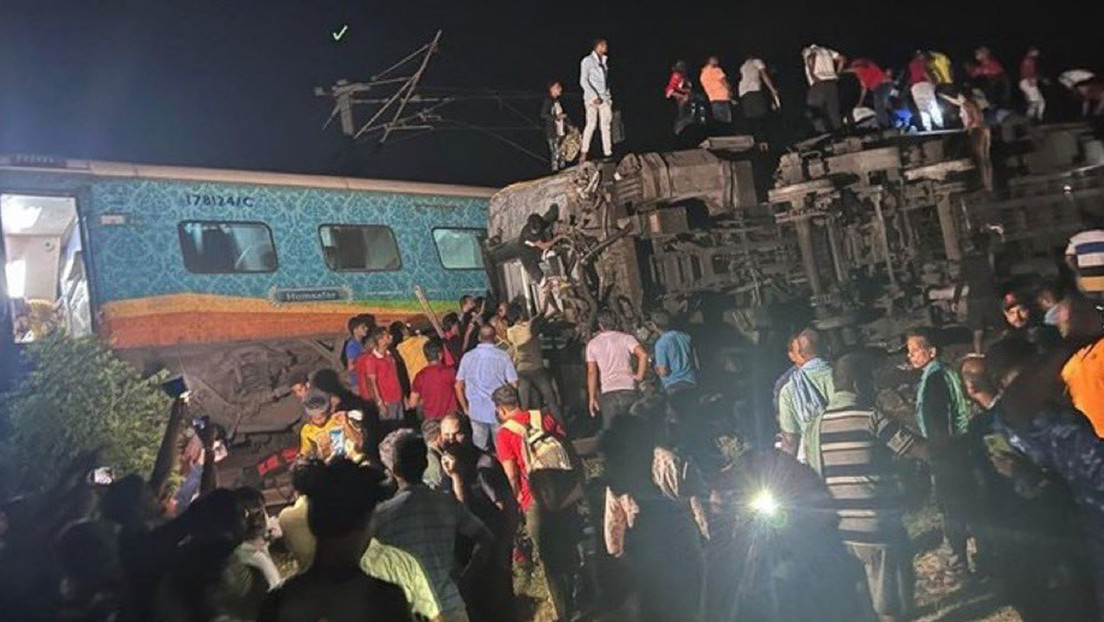 Varios muertos y heridos tras chocar un tren de pasajeros contra uno de mercancías en la India