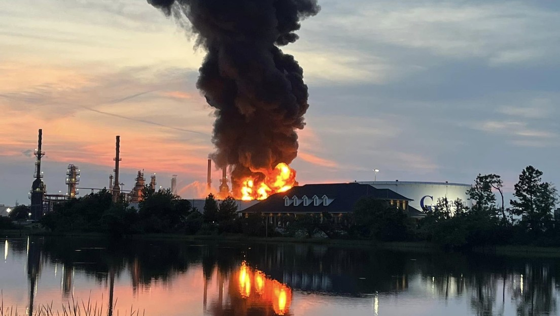 VIDEO: Un fuerte incendio en una planta petrolera en EE.UU. tras ser alcanzada por un rayo