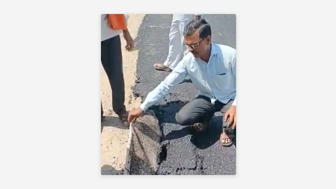 VIDEO: Alzan con las manos una carretera recién construida en la India