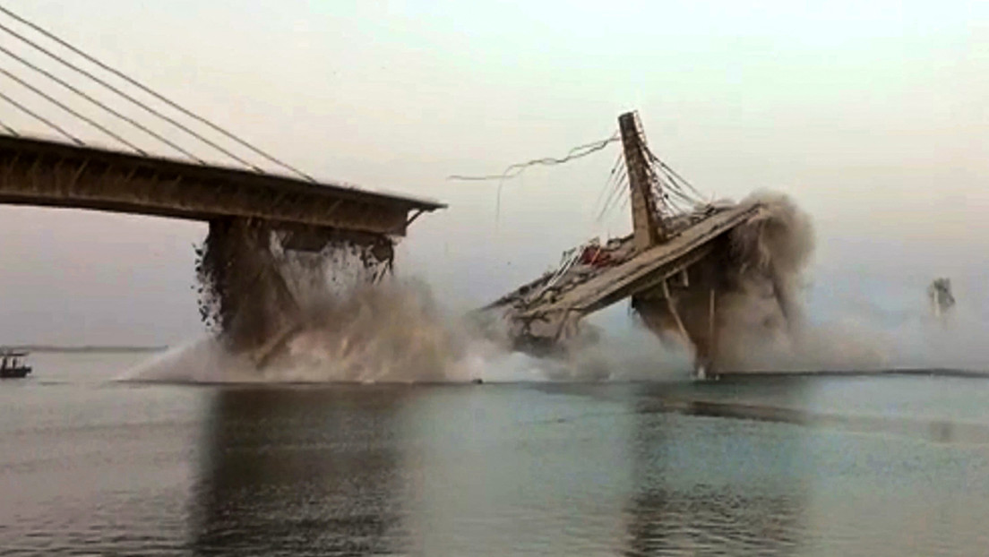 VIDEO: Un puente en construcción se derrumba por segunda ocasión en la India
