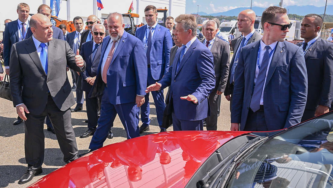 Los primeros ministros de Cuba y Rusia aprecian el nuevo modelo de coche Lada (VIDEO)