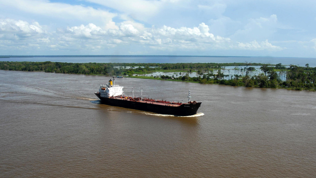 Indígenas atacan y retienen dos buques petroleros en la Amazonía peruana (VIDEO)
