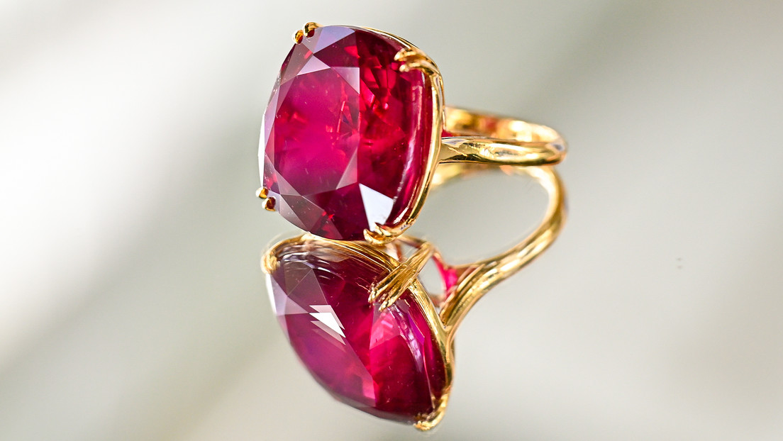 Subastan un raro diamante rosa y un rubí por casi 35 millones de dólares cada uno