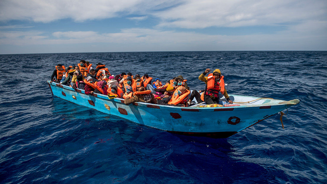 Dos muertos tras ser obligados a tirarse al mar 132 migrantes frente a las costas españolas