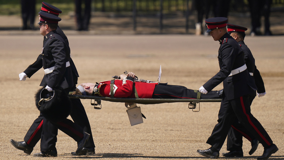 Tres guardias británicos se desmayan por el calor durante ensayo de ceremonia militar (VIDEO)