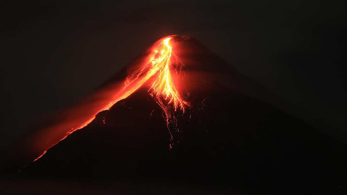 Volcán de Filipinas aumenta su actividad con terremotos leves y expulsión de lava y rocas