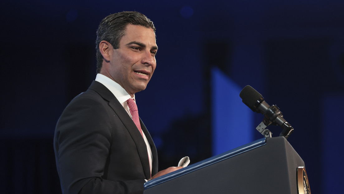 El alcalde de Miami, el primer candidato hispano en la carrera por la