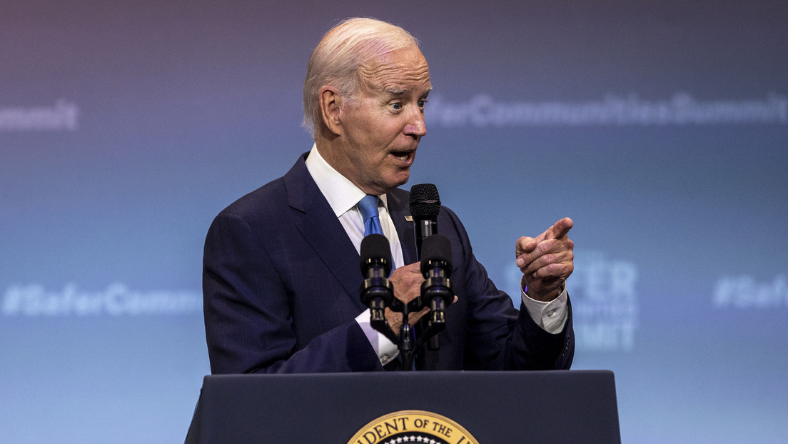 "Dios salve a la Reina, hombre": el confuso comentario de Biden en el cierre de un acto sobre el control de armas