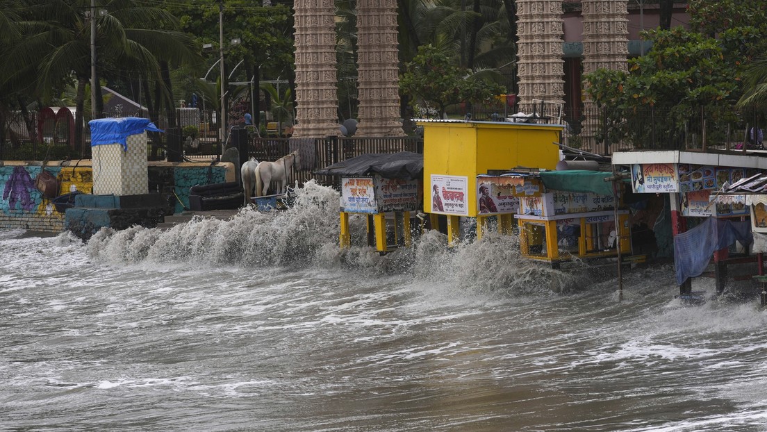 VIDEO: Poderosas olas arrastran a los turistas fuera de una playa al oeste de la India