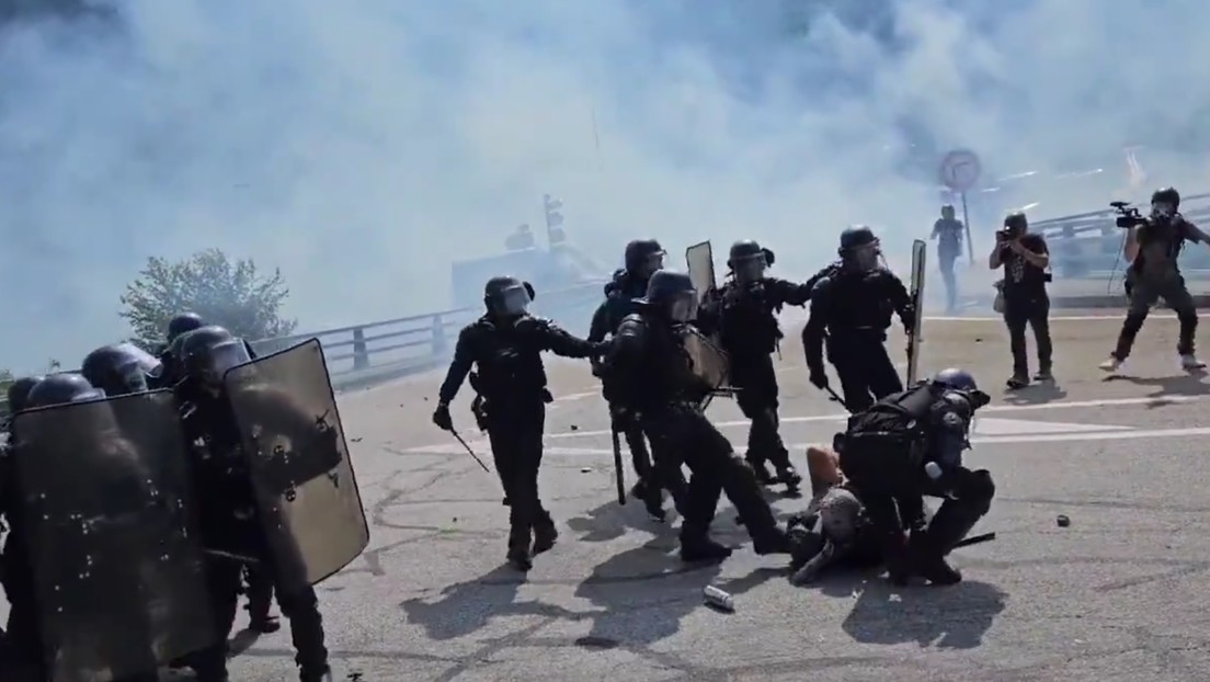 Policía francesa usa gases lacrimógenos contra ambientalistas que protestan contra la construcción de un túnel