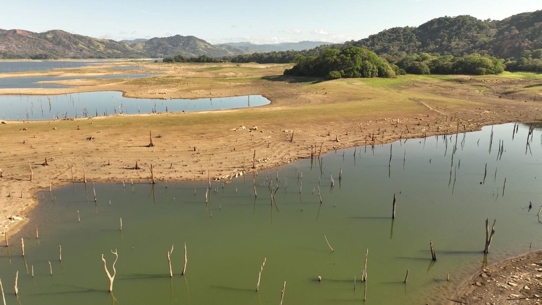 Cómo intentan salvar el Canal de Panamá, que enfrenta una sequía dramática