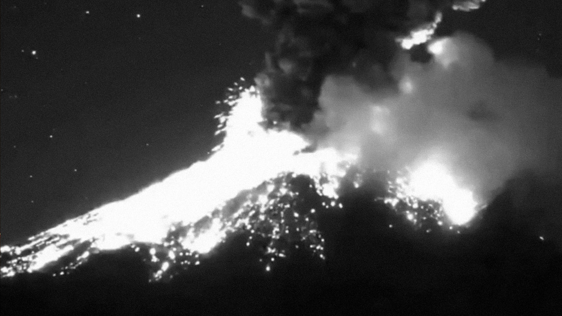 VIDEO: Graban una fuerte explosión del volcán Popocatépetl