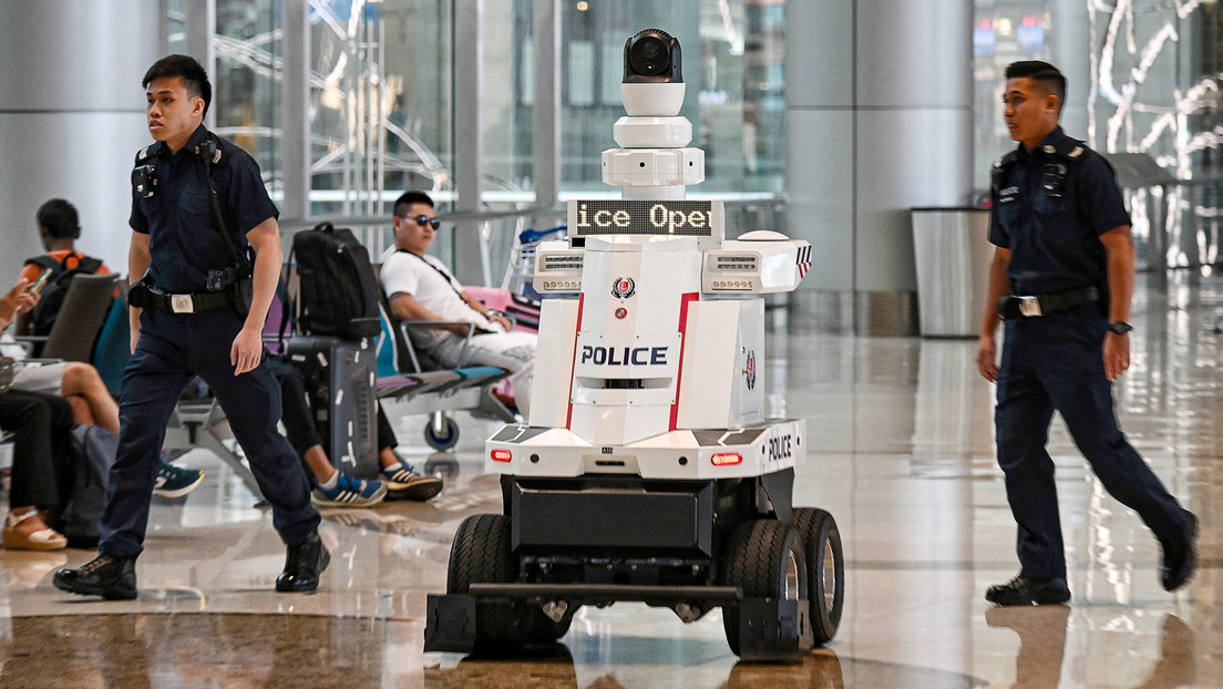 Robots policías patrullan en el aeropuerto de Singapur (VIDEO)