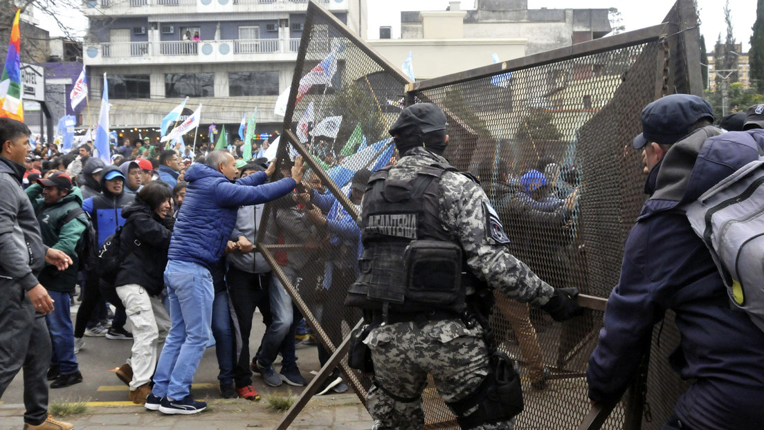 Represión, heridos y cruce de culpas: La violencia en Jujuy enfrenta al Gobierno y la oposición argentina