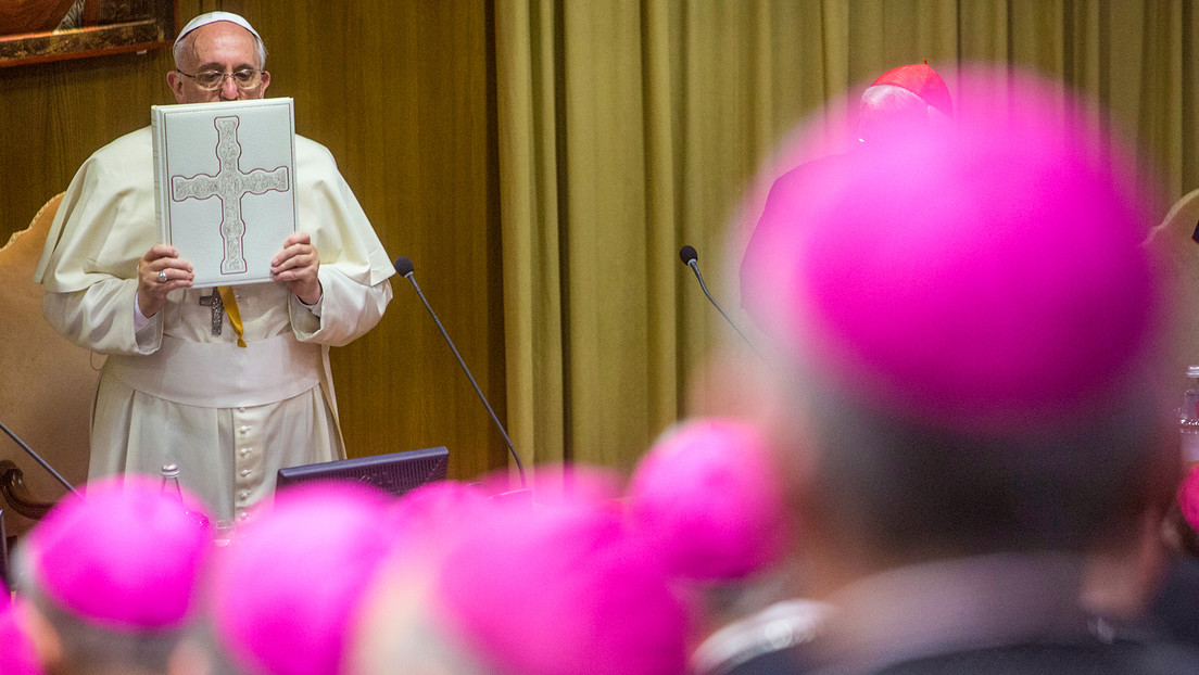Acogida a LGBTQ+, diaconado femenino, celibato opcional y poligamia, a debate en el Vaticano