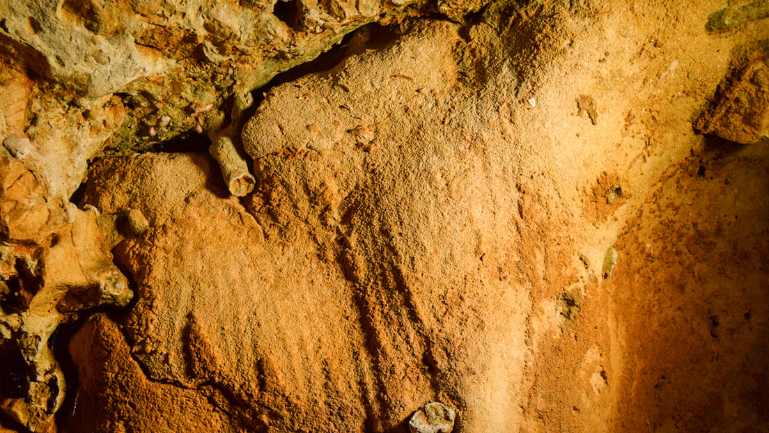 Describen las marcas de dedos de una cueva en Francia como los grabados neandertales más antiguos