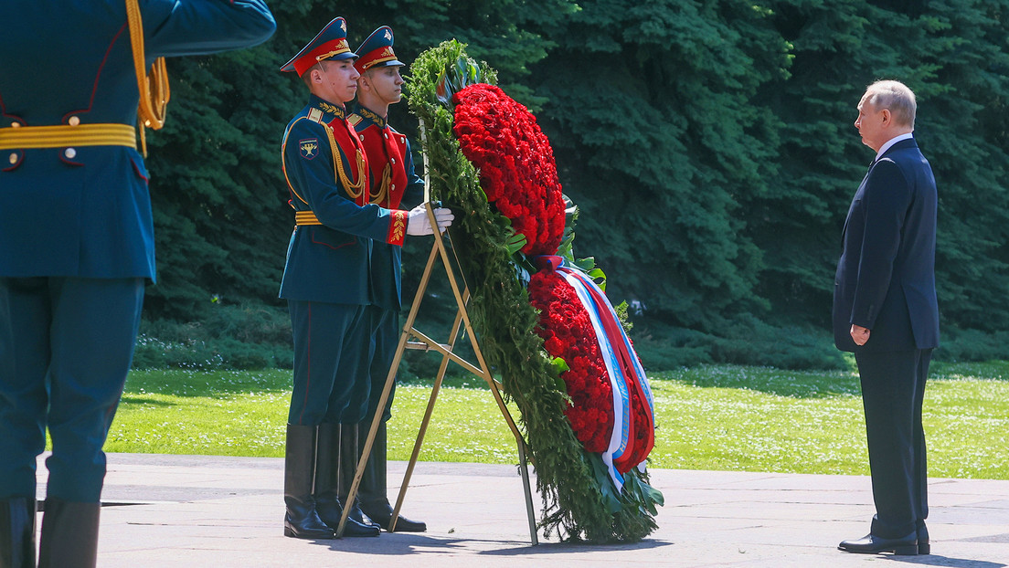 Putin homenajea a los caídos en la lucha con el nazismo con una ofrenda floral en la Tumba del Soldado Desconocido (VIDEO)