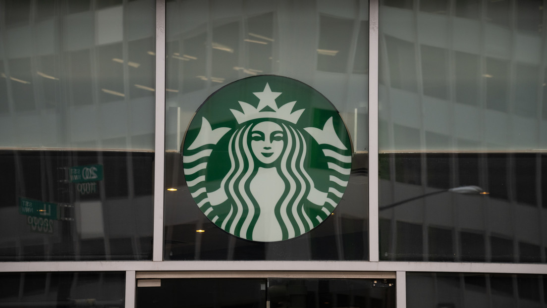 Miles de empleados de Starbucks irán a la huelga por la supuesta prohibición de símbolos LGBT+