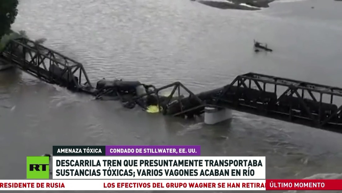 Descarrila en EE.UU. un tren con presuntas sustancias tóxicas y varios vagones caen al río