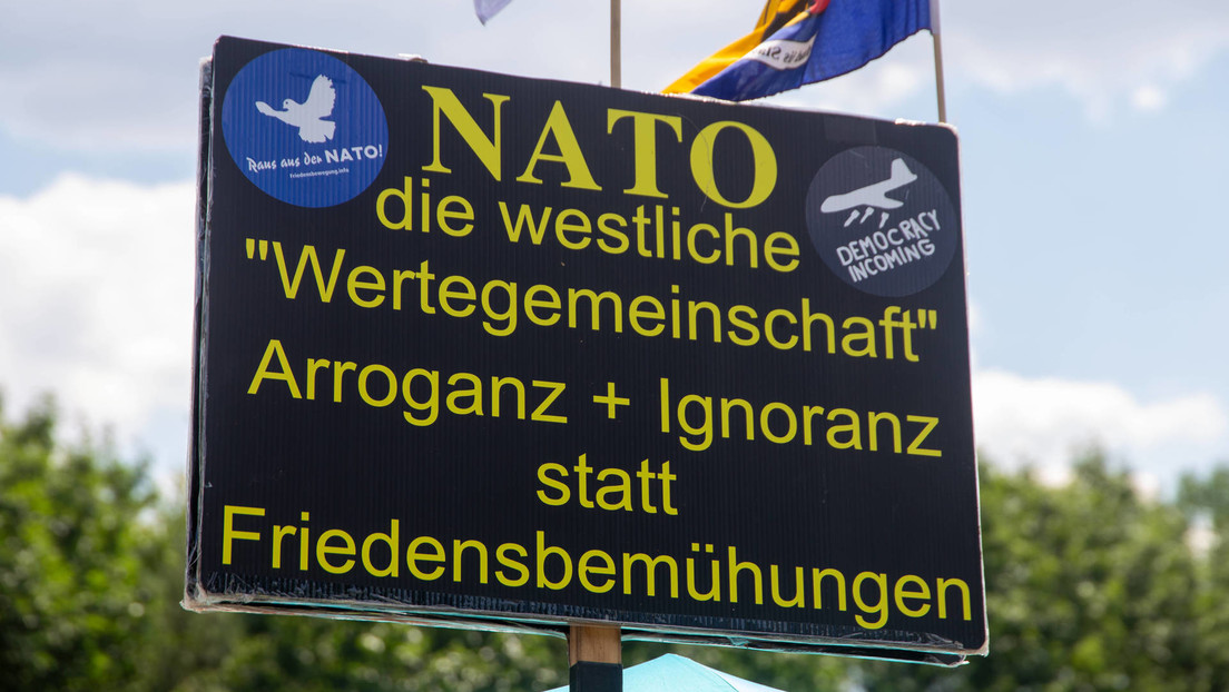 Casi mil manifestantes claman contra el belicismo de la OTAN junto a la base de Ramstein en Alemania