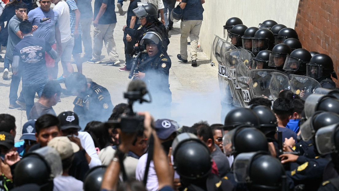 Guatemaltecos queman mobiliario y papeletas en protesta por los resultados electorales (VIDEO)