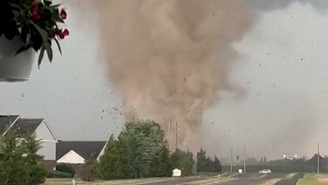 Una enorme nube de embudo causa destrozos en una ciudad de EE.UU. (VIDEO)